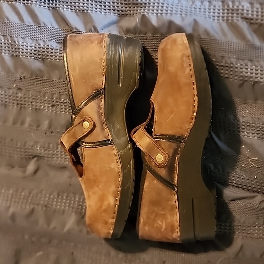 Sanita oiled brown leather clogs